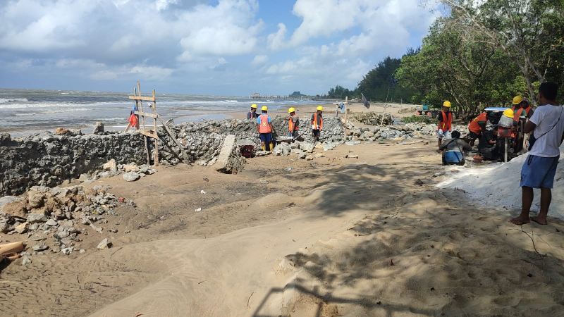 Pembangunan talud alias dinding penahan tanah di Pantai Manggar, pembangunan talud ini merupakan bagian dari proyek pembangunan revetment untuk menghalau abrasi di Pantai Manggar, Balikpapan Timur. (Foto : Istimewa)