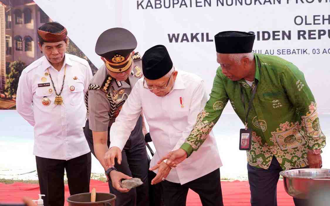 PELETAKAN BATU PERTAMA : Gubernur Kaltara, Drs H. Zainal A. Paliwang SH., M.Hum mendampingi Wapres RI K.H Ma’ruf Amin meletakan batu pertama pembangunan rusun santri Ponpes As’adiyah Sebatik, Kamis (3/8).