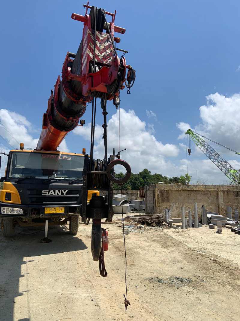 PENYEBAB: Crane yang beroperasi di bawah SUTT 150 kV Karang Joang - Kariangau yang disinyalir menjadi penyebab gangguan meluas di sistem interkoneksi Kalseltengtim