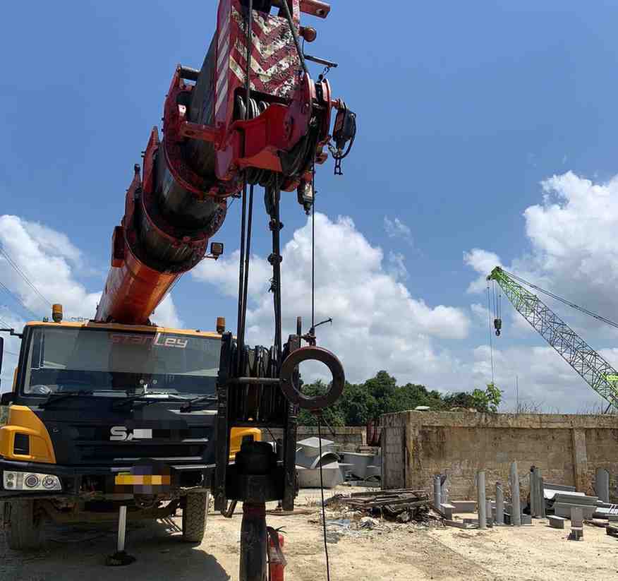 Unit crane yang diduga mengenai jaringan SUTT Kariangau-Karang Joang, Selasa (8/9).