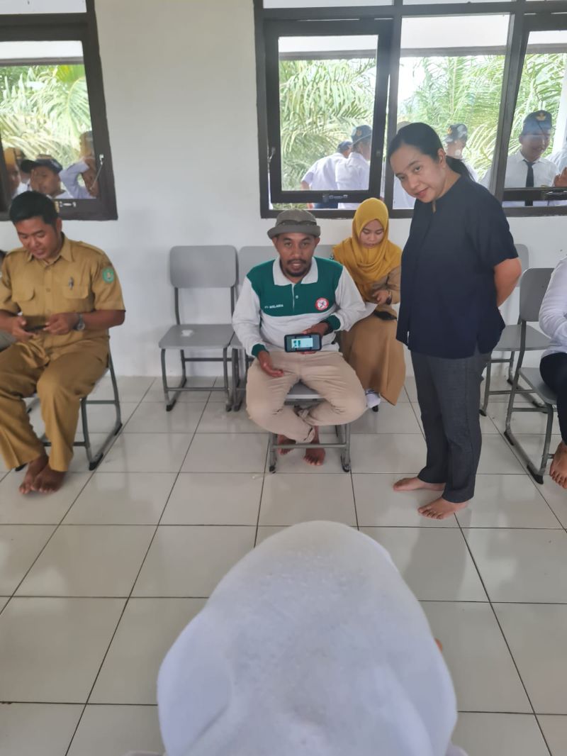 PENGABDIAN : dr.Indri Wahyuni Sp.M sedang mengawasi jalannya pemeriksaan.