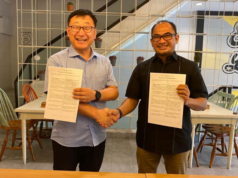 Direktur Perumda Manuntung Sukses Andi Sangkuru bersama President Geoentech Ltd Hyeok-Young, Kwon selepas penandatangan MoU studi kelayakan TPA Manggar, Selasa (15/8) di Balikpapan. (Foto : Erik Alfian/Prokal.co)