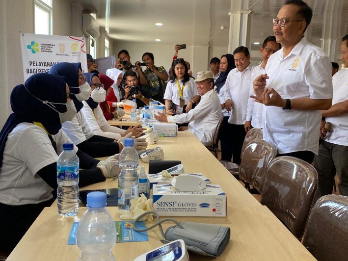 Kepala OIKN Bambang Susantono saat meninjau pelaksaan layanan kesehatan bagi pekerja konstruksi di komplek HPK, Kamis (17/8) siang. (Foto : Erik Alfian/KP)