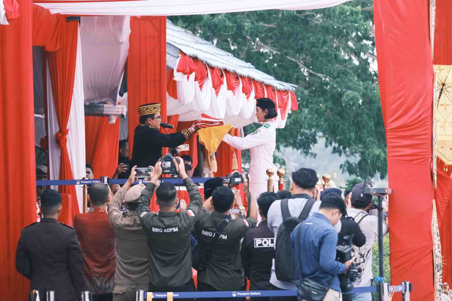 PENURUNAN BENDERA : Sekprov Kaltara H Suariansyah menjadi Inspektur upacara peringatan HUT ke-78 RI di Lapangan Agatish, Tanjung Selor, Kamis (17/8)