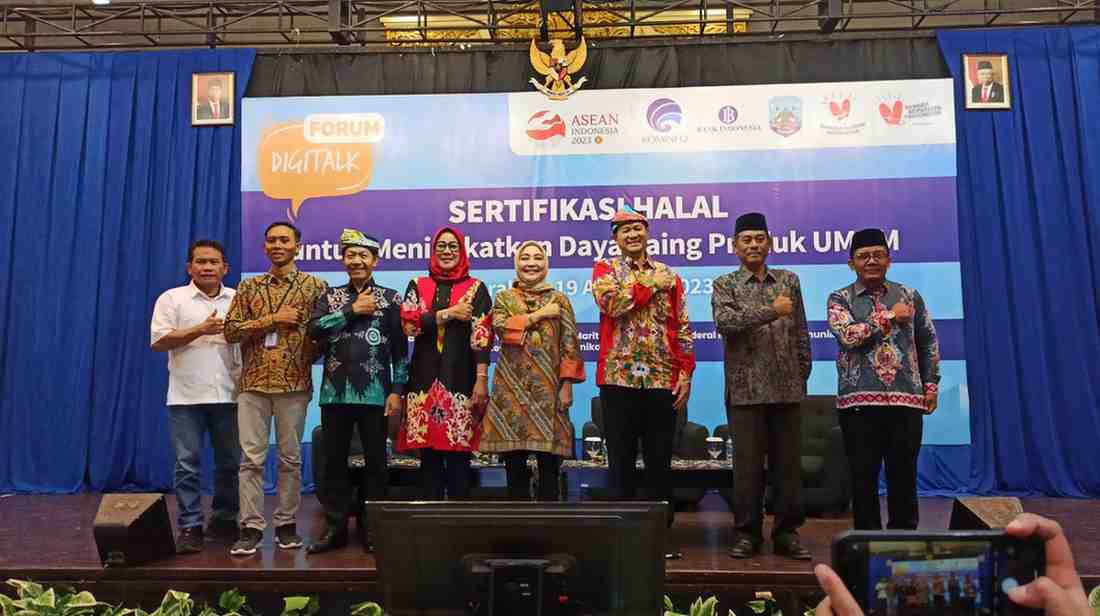 ABADIKAN MOMEN : Para narasumber Forum Digitalk berfoto bersama di Hotel Tarakan Plaza, Sabtu (19/8).