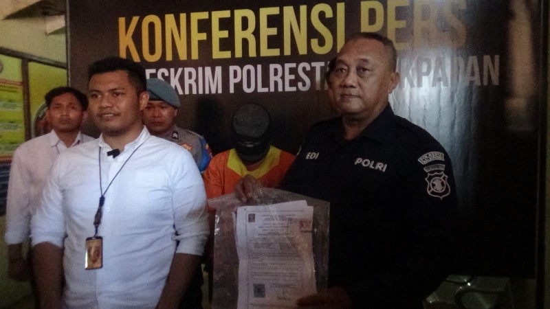 Kanit Tipidter Satreskrim Polresta Balikpapan Iptu Wirawan Trisnadi (kemeja putih) saat rilis pengungkapan kasus di Maporlesta Balikpapan, Senin (21/8). (Foto : Erik Alfian/Prokal.co)