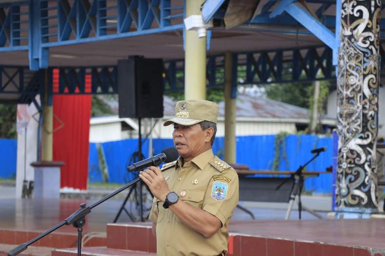 BERI ARAHAN : Gubernur Kaltara, Drs H Zainal A Paliwang SH, M.Hum memberikan arahan pada apel pagi di Lapangan Agatis, Senin (21/8).