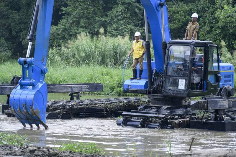 Gubernur Kaltara Zainal Paliwang di atas excavator amphibi long arm buatan PT. Pindad saat sedang melakukan pengerukan Sungai Selor di Tanjung Selor, Kabupaten Bulungan, Senin (21/8).
