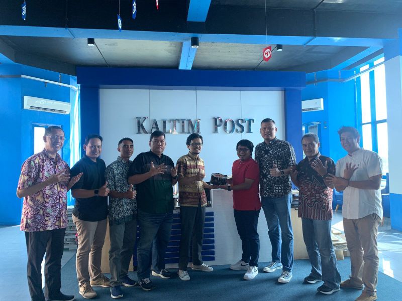 Direksi Kaltim Post Group menyerahkan kue ulang tahun kepada Direktur PROKAL.co.