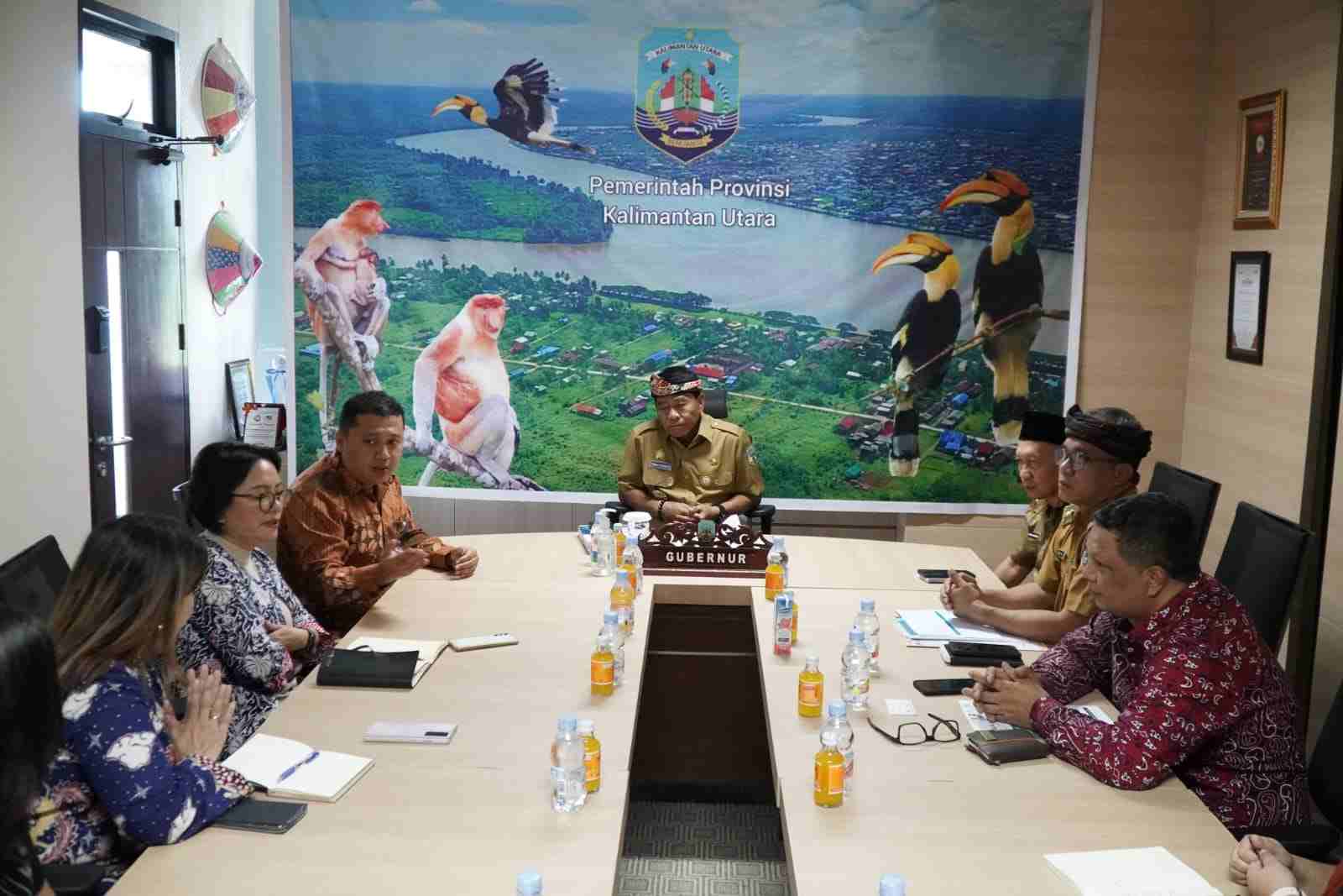 KOLABORASI : Gubernur Kaltara, Drs H Zainal A Paliwang SH, M.Hum bertemu dengan Tim SKALA di Ruang Rapat Kantor Gubernur, Senin (28/8).
