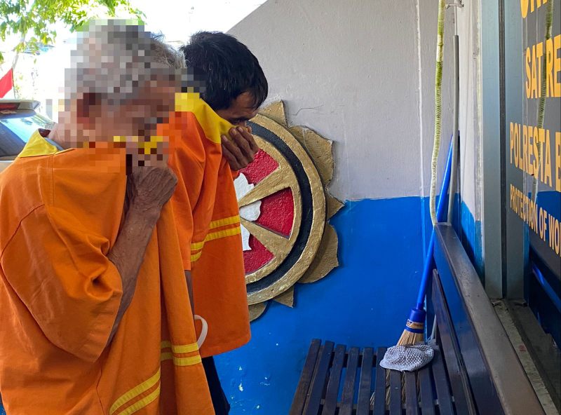 AL (kiri) saat dihadirkan pada konferensi pers pengungkapan kasus pencabulan di Polresta Balikpapan, Selasa (29/8) siang. (Foto : Erik Alfian/Prokal.co)