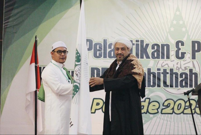 Habib Hadi Bin Abdurahman Al-Haddad (kiri) resmi memimpin Rabithah Alawiyah Balikpapan untuk masa bakti 2023-2028. (Foto : Paksi Sandang/KP)