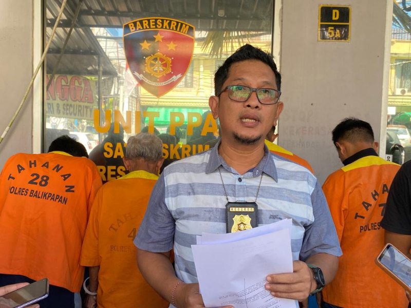 Konferensi pers pengungkapan kasus pencabulan dan persetubuhan di Unit PPA Satreskrim Polresta Balikpapan dengan salah satu tersangka SR, pelaku pencabulan terhadap anak tiri. (Foto : Erik Alfian/Prokal.co)
