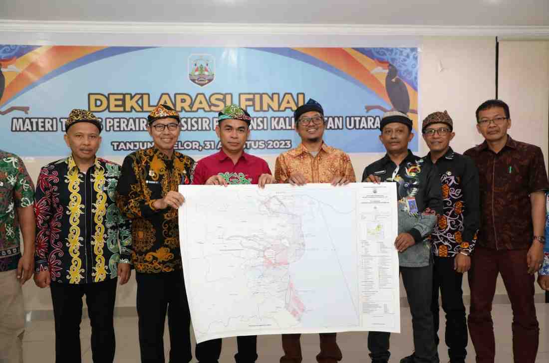 DEKLARASI : Asisten bidang Perekonomian dan Pembangunan Setprov Kaltara, Dr. Bustan, SE., M.Si memimpin deklarasi Finalisasi Dokumen RZWP3K.