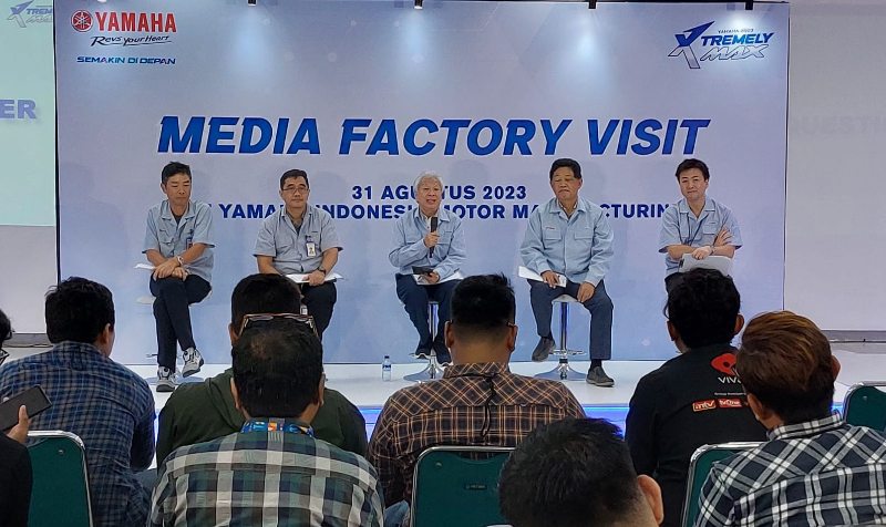(kiri ke kanan), Production Director PT YIMM Takashi Kimoto, Production Director PT YIMM Teddy C Yacob, President Director & CEO PT YIMM Dyonisius Beti, Vice President Director PT YIMM Takeshita Naotaka dan Marketing Director PT YIMM Hiroshi Takeyama.