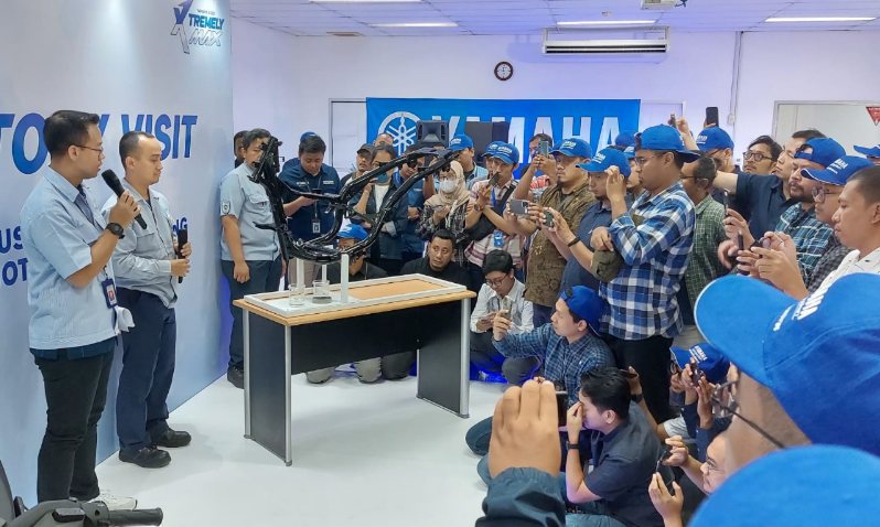Anton saat menjelaskan secara detail ketahanan serta kekuatan kerangka Yamaha yang anti keropos.