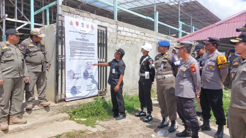 Pemerintah memasang spanduk berisi SE Bersama Pemkot Balikpapan, Polresta Balikpapan, Kodim Balikpapan, Lanal Balikpapan dan Lanud Balikpapan tentang Penghentian Judi dan Sabung Ayam di Kelurahan Manggar. (Foto : Erik Alfian/Prokal.co)
