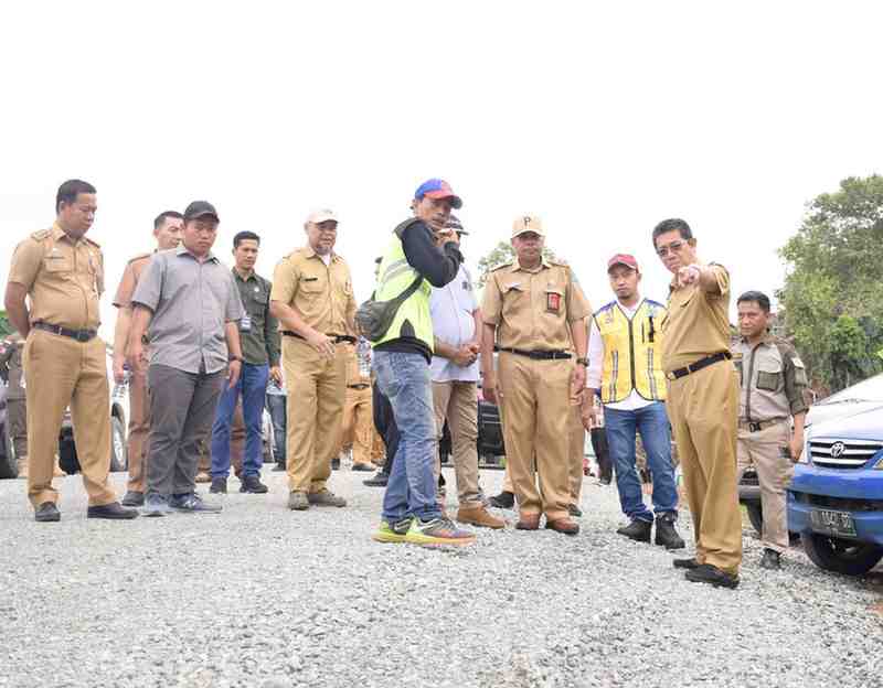 MONITORING : Wagub Kaltara, Dr Yansen TP, M.Si melakukan monev penanganan Long Segmen Kondisi Ruas Jalan Ring Road Malinau, Senin (4/9).
