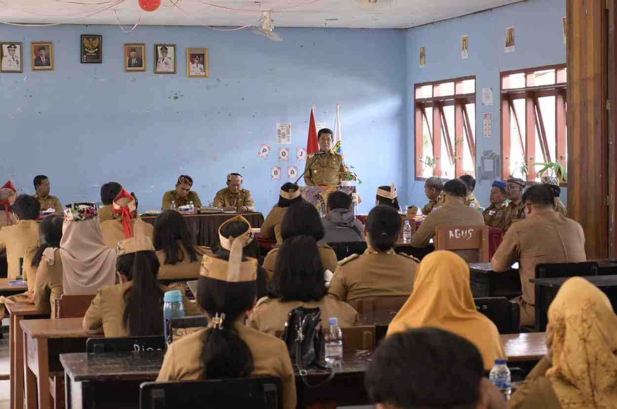 MEMANTIK SEMANGAT : Wagub Kaltara, Dr Yansen TP, M.Si memberikan arahan kepada tenaga pendidik dan kependidikan di SMA Negeri 3 Malinau, Senin (5/9) lalu.