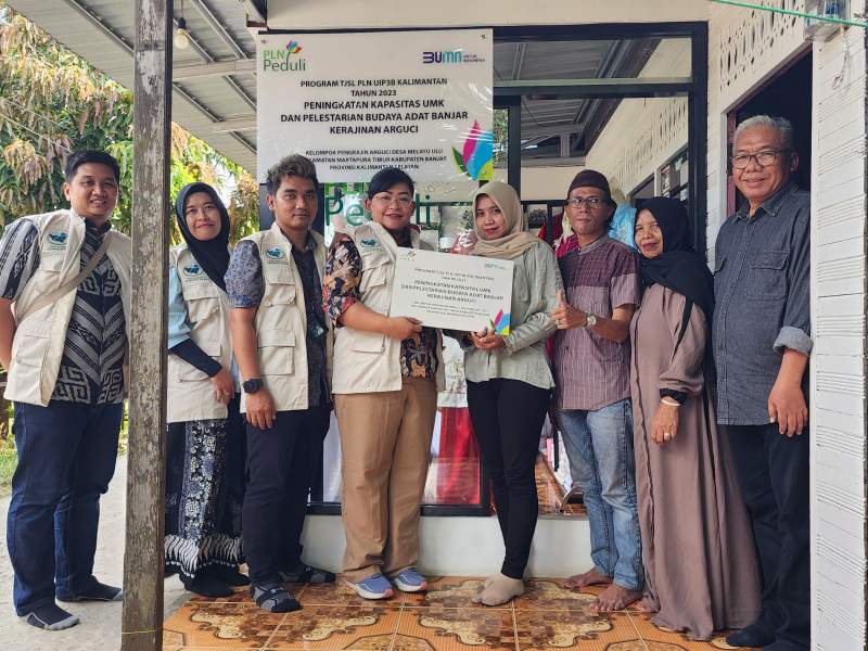 TJSL: Melalui program Tanggung Jawab Sosial Lingkungan (TJSL), PLN memberikan bantuan senilai Rp 75 juta dalam bentuk pelatihan keahlian, bahan, mesin jahit listrik, pembuatan etalase hingga pendampingan program.