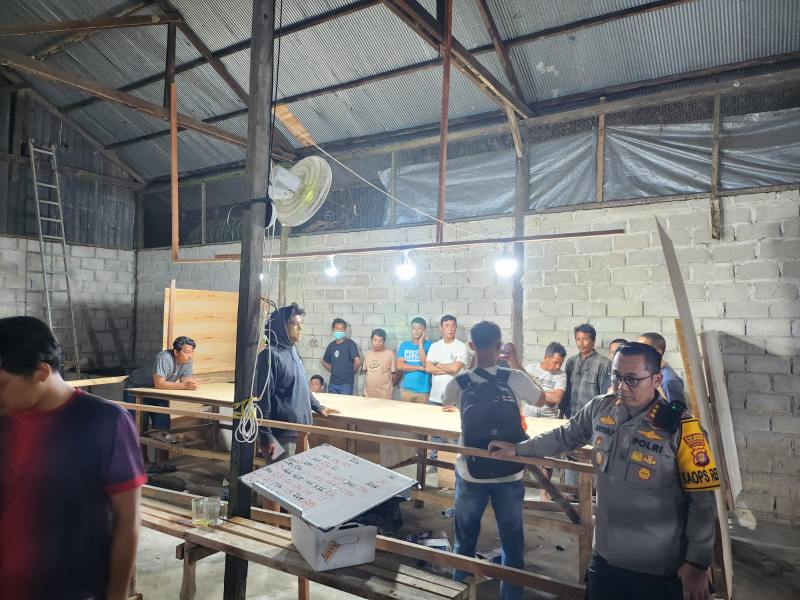 Polisi melakukan penggerebekan lokasi judi sabung ayam di eks lokalisasi KM 17, Karang Joang, Balikpapan Utara pada Selasa, 5 Agustus 2023 malam.  (Foto : Humas Polresta Balikpapan)