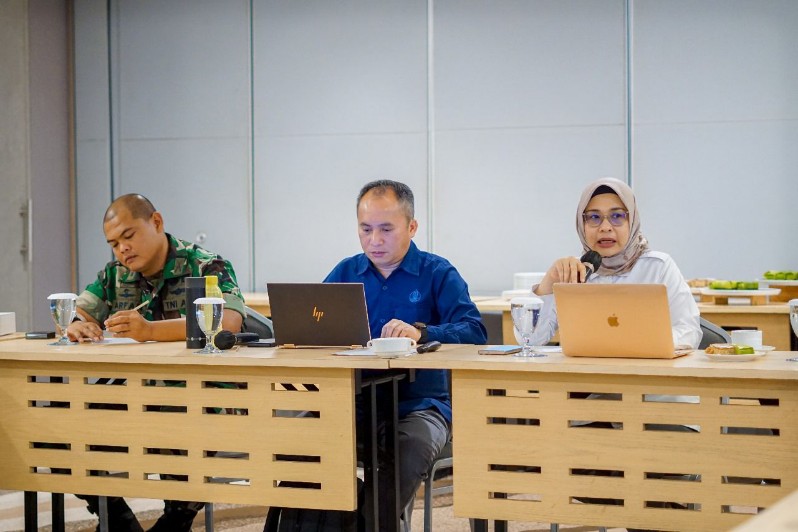 Deputi Lingkungan Hidup dan Sumber Daya Alam Otorita IKN Myrna A. Safitri berbicara pada rapat koordinasi Satgas Pencegahan dan Penanggulangan Penambangan Ilegal di Wilayah IKN.    (Foto : Humas OIKN)