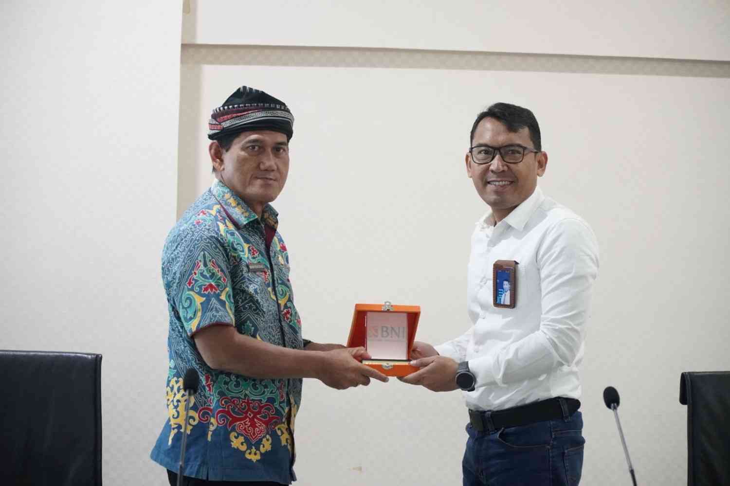 SOSIALISASI : Kepala Bagian Pembinaan dan Advokasi Pengadaan Barang dan Jasa Biro Pengadaan Barang dan Jasa Setprov Kaltara, Imam Pratikno menerima kenang-kenangan pada acara Sosialisasi Cash Management, EDC & QRIS BNI.