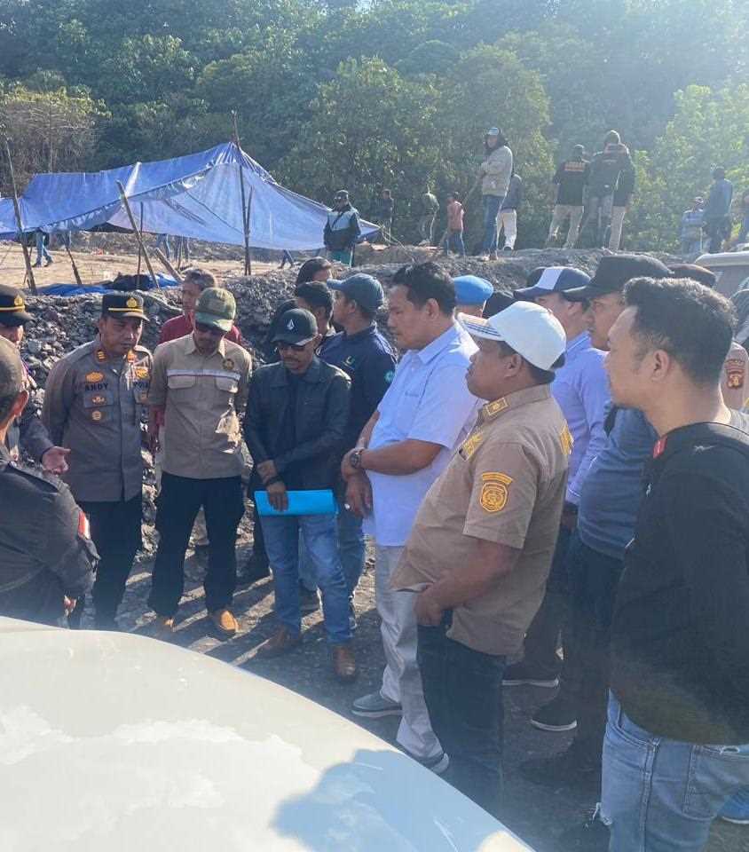 UPAYA PEMBUKAAN JALAN: Suasana pembukaan jalan hauling oleh kepolisian dan aparat pemerintahan di Desa Batuah berakhir gagal karena dihalangi ormas, Jumat (8/9) lalu.