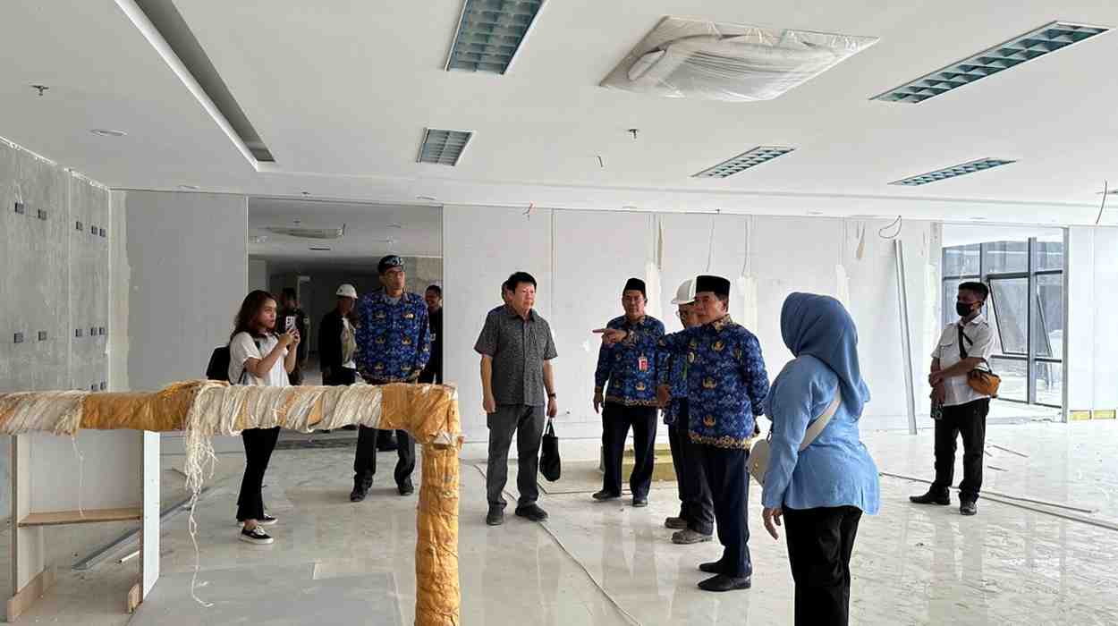 SEGERA DIRAMPUNGKAN : Gubernur Kaltara, Drs H Zainal A Paliwang SH, M.Hum meninjau pengerjaan gedung baru Setprov Kaltara belum lama ini.