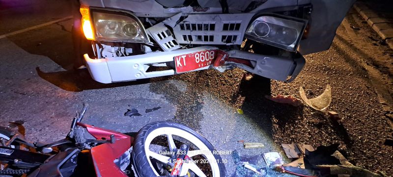 Kondisi motor yang dikendarai AL sesaat setelah terlibat tabrakan dengan truk pengangkut sampah, Kamis (14/9) dinihari. (Foto : Istimewa)
