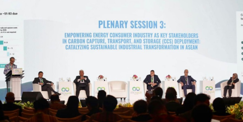 BERPARTISIPASI: PLN turut berpartisipasi dalam _plenary session_ terkait CCS pada International and Indonesia CCS Forum 2023, Senin, (11/9). Kiri ke kanan: Warsono (EVP Perencanaan Sistem Ketenagalistrikan PLN), Setiadi Wicaksono (VP Downstream Bukit Asam