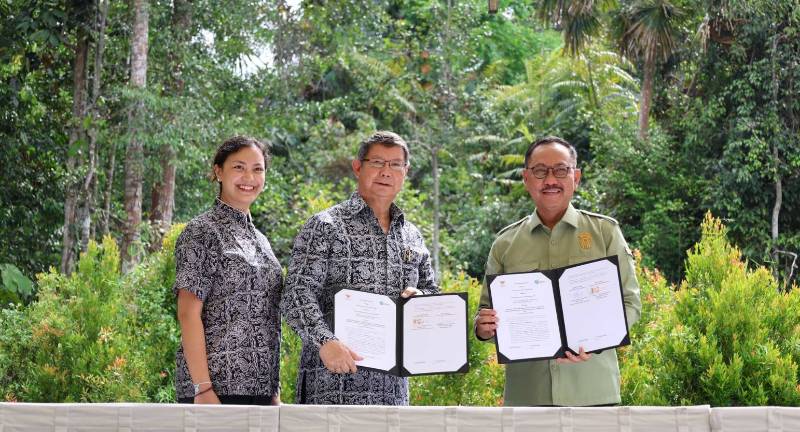 Kepala OIKN Bambang Susantono (kanan) dan Ketua Yayasan Arsari Djojohadikusumo Hashim Djojohadikusumo selepas penandatangan MoU di Kawasan Wisata Bukit Bangkirai, Samboja, Kukar, Rabu (20/9) siang. (Foto : Humas Otorita IKN)