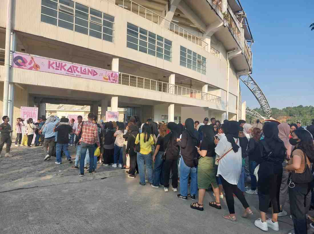 Meriahnya hari pertama Kukar Land Festival yang membuat ribuan jiwa tumpah ruah di Stadion Aji Imbut Tenggarong Seberang (Elmo/Prokal.co)