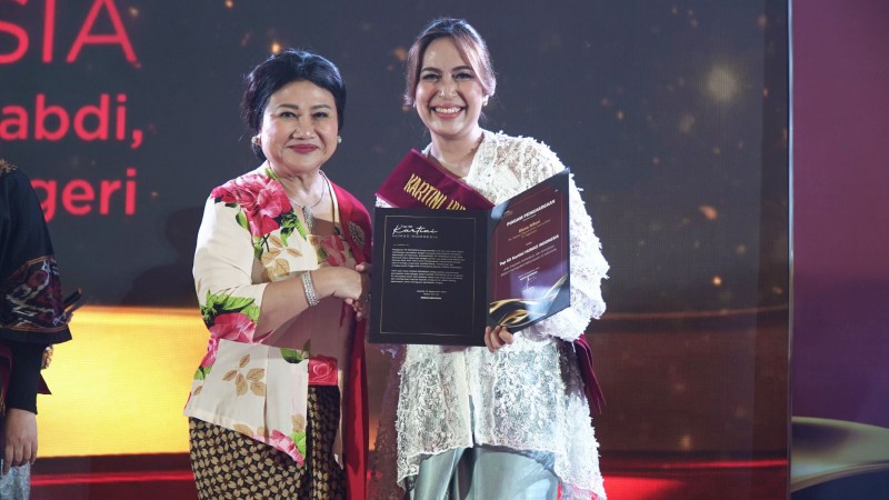 Plt Kepala Departemen Komunikasi Perusahaan PT Pegadaian Riana Rifani (kanan) berhasil mendapat penghargaan Top 50 Kartini Humas Indonesia. (FOTO : Istimewa)