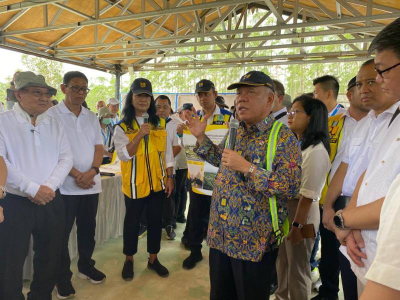 Menteri PUPR Basuki Hadimuljono (pakai batik) saat berada di kawasan Titik Nol IKN.  (Foto : Dokumentasi Prokal.co)