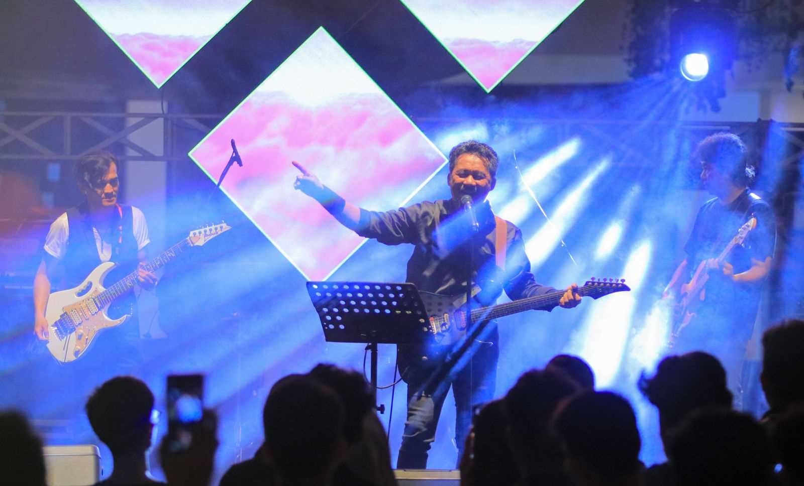 Penampilan Ervin Nanzabakri, vokalis grup band Edane, menutup Velocity Festival Band Volume 1 garapan PT Inkorincorp Filcocean Investama.  (Foto : Istimewa)