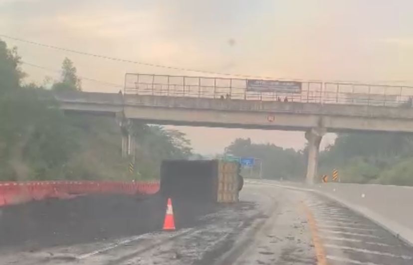 Tangkapan layar truk bermuatan batu bara yang terguling di Jalan Tol Balsam, Kota Balikpapan. (Foto : Istimewa)