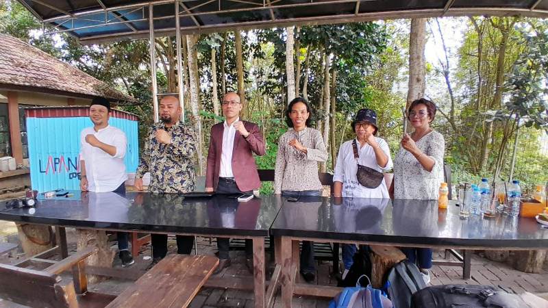 Tim Koalisi Tanah untuk Rakyat saat mendampingi warga Desa Telemow yang diperiksa Polda Kaltim pada 14 September lalu. (Istimewa)