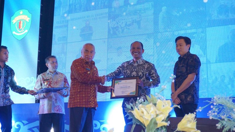 Gubernur Kaltim Isran Noor, dan Wakil Gubernur Kaltim Hadi Mulyadi saat memberikan Pengendalian Lahan dan Kebun (Karlabun) Tahun 2023 kepada PT Muaratoyu Subur Lestari (SLE) pada acara Silahturahmi Gubernur dan Wakil Gubernur dengan Masyarakat Kalimantan