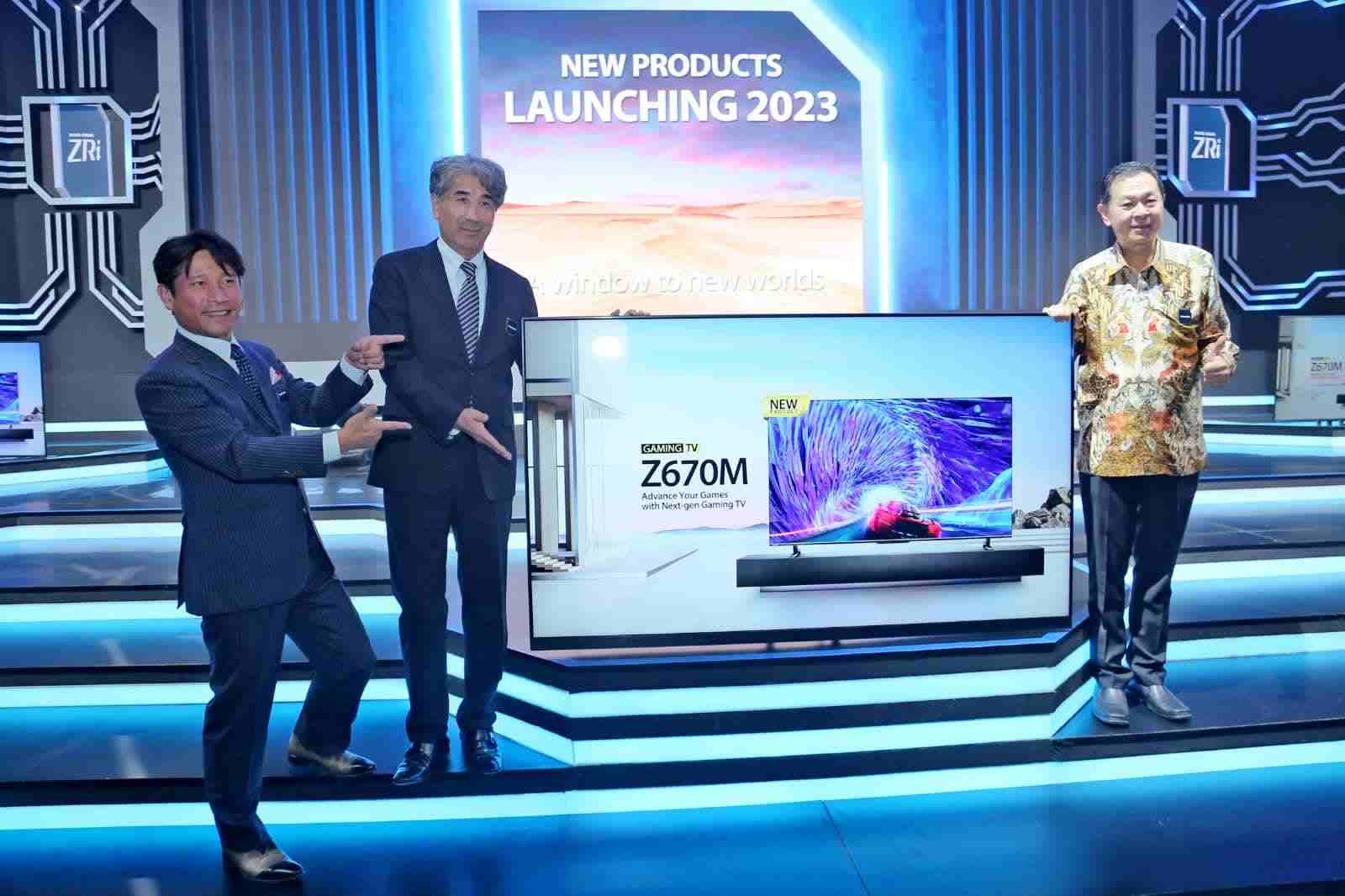 Dari kiri, Mr. Tatsuhiro Nishioka Brand Manager of Toshiba TV Global, Mr. Ishibashi Executive Vice Presiden & CTO, TVS REGZA Corporation, Agus Subiantoro President Director of Toshiba TV Indonesia saat peluncuran seri terbaru Toshiba TV. (Foto : Istimewa)