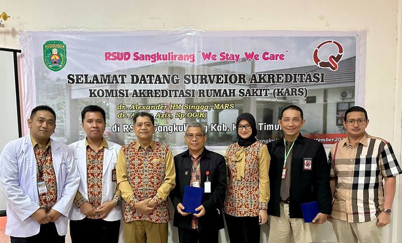 PENUHI STANDAR: dr Azizah (ketiga kanan) dan dr Bahrani (ketiga kiri) bersama tim surveyor akreditasi dari KARS, saat mengunjungi RSUD Sangkulirang, beberapa waktu lalu.