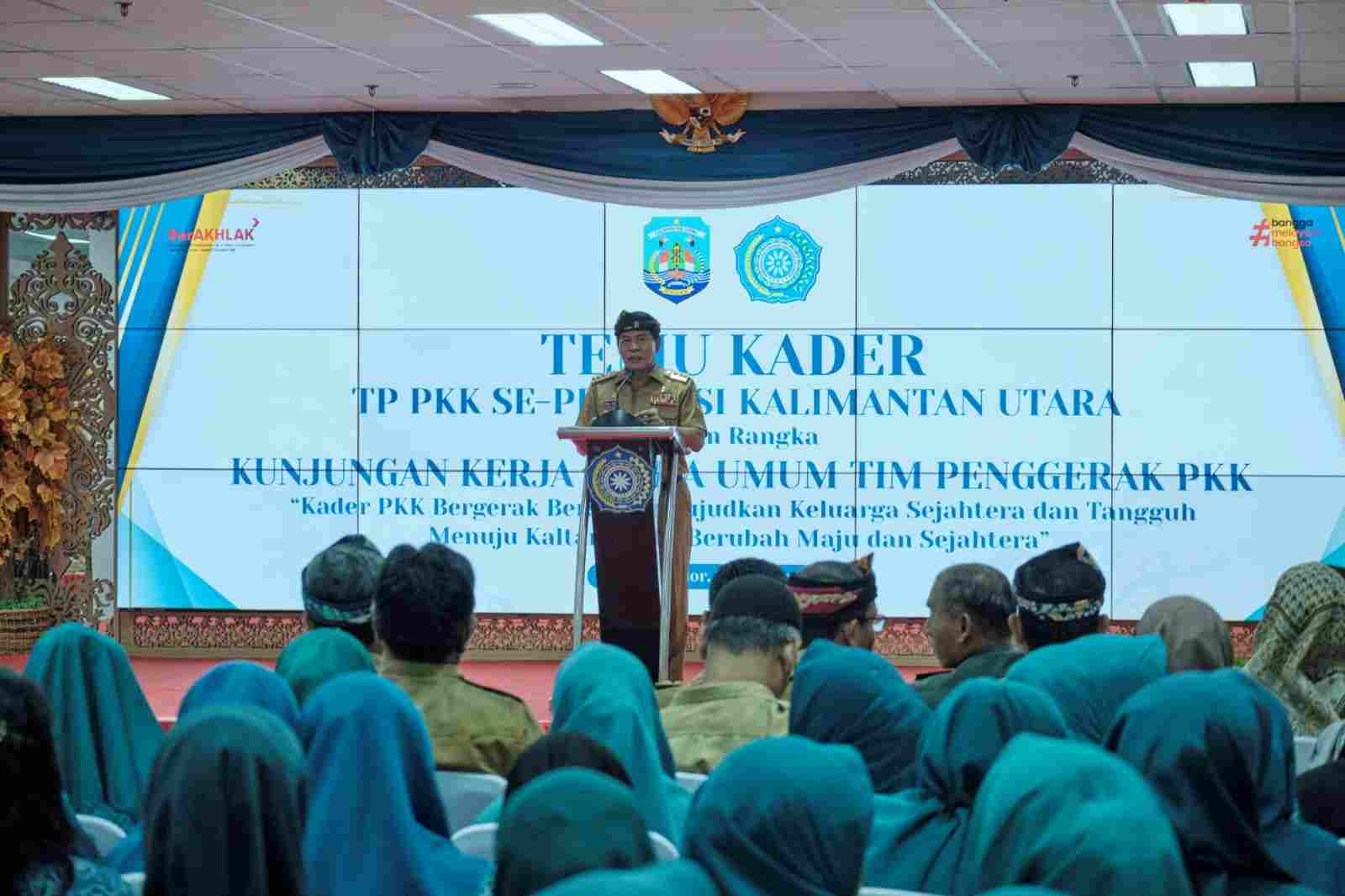 SINERGITAS : Gubernur Kaltara, Drs H Zainal A Paliwang SH, M.Hum menyambut kedatangan Ketua Umum TP PKK, Hj. Tri Suswati Tito Karnavian, Selasa (26/9) lalu.