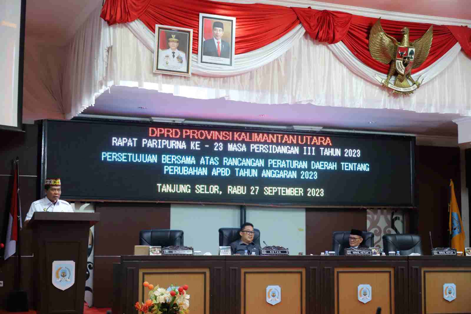 PERSETUJUAN BERSAMA : Gubernur Kaltara, Drs H Zainal A Paliwang SH, M.Hum menghadiri Rapat Paripurna ke 23 di Ruang Rapat DPRD Kaltara, Rabu (27/9).