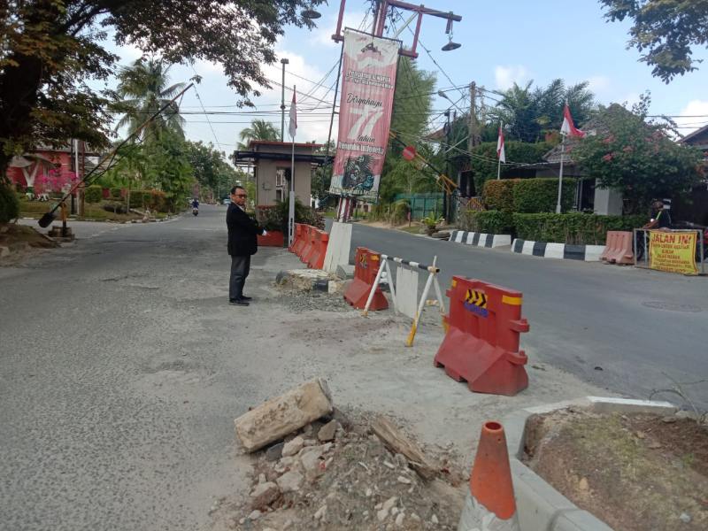 Kerusakan fasilitas umum akibat proyek pembangunan drainase oleh PT Fahreza Duta Perkasa di RT 15 Perumahan Wika.  (Foto : Istimewa)