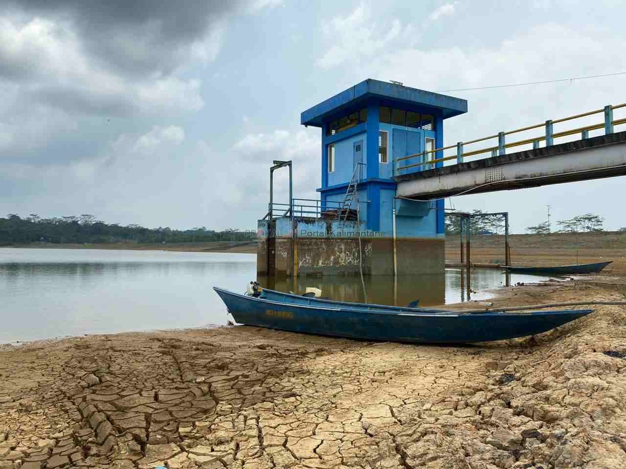 Ketinggian muka air di Bendungan Teritip terus menurun semenjak musim kemarau melanda Balikpapan. Jika tak ada hujan, Bendungan Teritip hanya mampu bertahan hingga akhir Oktober.  (Foto : Erik Alfian/Prokal.co)