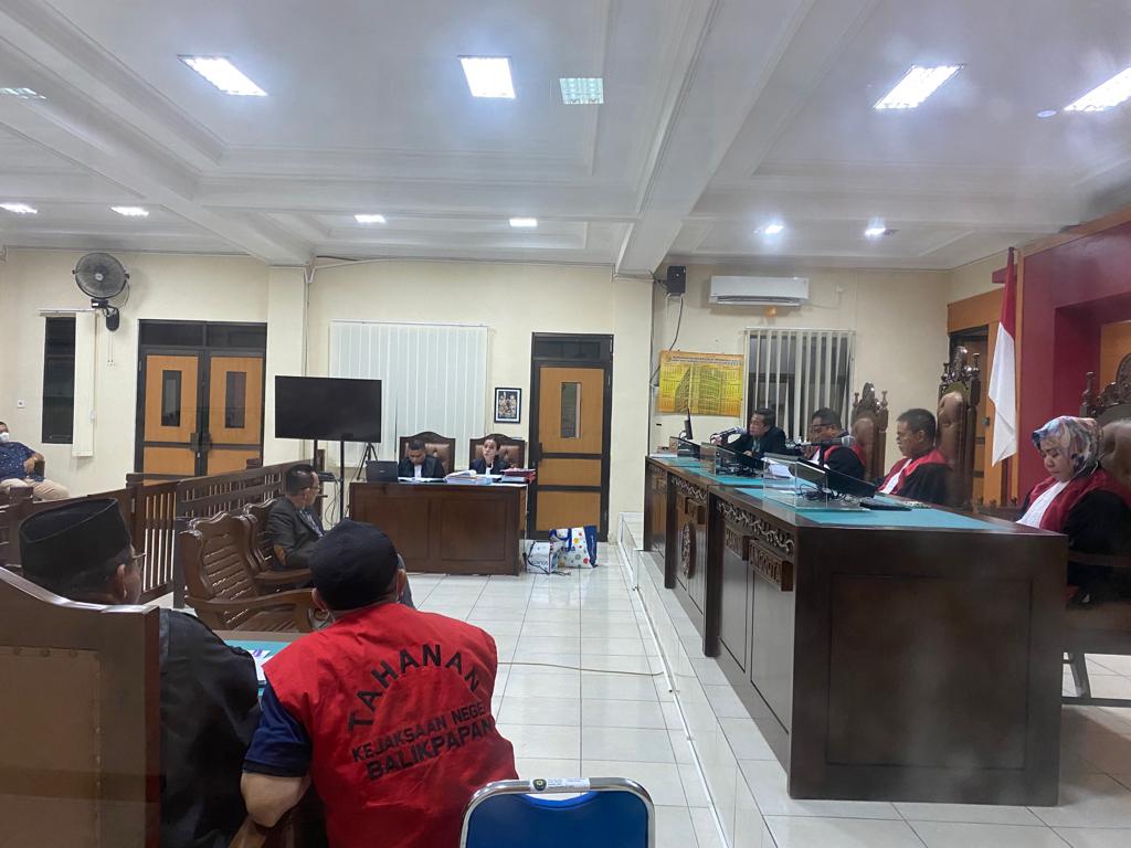 Sidang lanjutan kasus penggelapan dengan jabatan yang menyeret mantan bos Jawa Pos Group Zainal Muttaqin kembali digelar di Pengadilan Negeri (PN) Balikpapan, Selasa (3/10) siang
