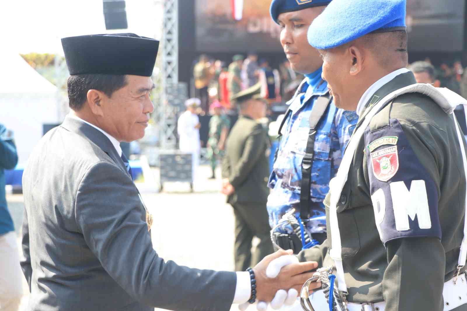 HUT TNI : Gubernur Kaltara Drs. H. Zainal A. Paliwang, S.H., M.Hum menghadiri upacara HUT ke-78 TNI yang digelar di Markas Komando Pangkalan Utama TNI Angkatan Laut (Mako Lantamal) XIII Tarakan pada hari Kamis (5/10).