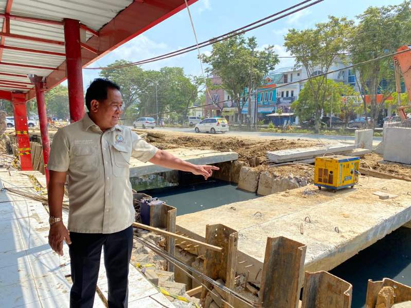 Kamaruddin Ibrahim saat meninjau proyek pembangunan drainase di Jalan MT Haryono yang dikerjakan PT Fahreza Duta Perkasa, belum lama ini. (Erik Alfian/Prokal.co)