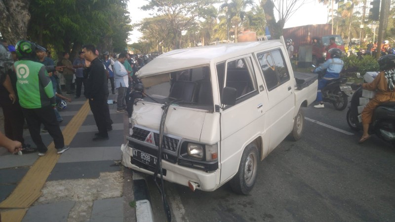 Mitsubishi L300 KT 8598 AW yang dikemudikan Bachrudin inilah yang menabrak Ari Sudarlina dan Dizam Praditia hingga meninggal dunia. (Foto : Info Bencana Balikpapan)