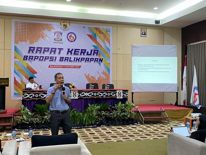 Wasekjen Bapopsi Pusat Akhyar Matra saat mengisi materi pada Raker Bapopsi Balikpapan, Rabu (11/10). (Foto : Erik Alfian/Prokal.co)